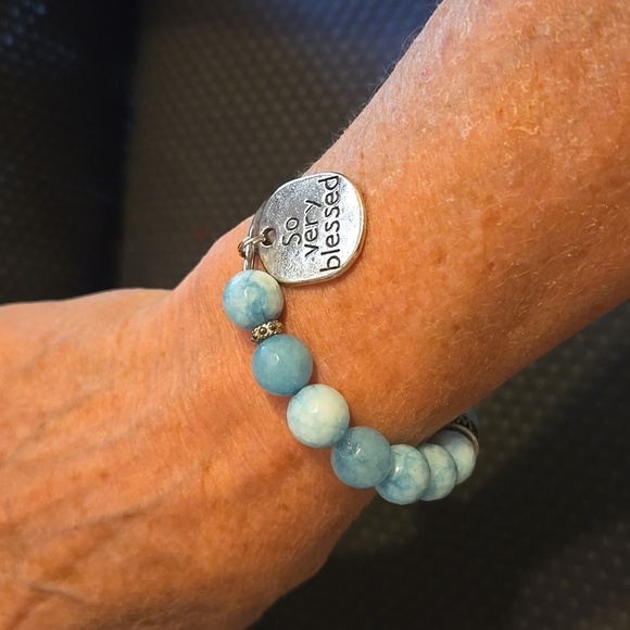 Blue bead bracelet stretchy - Picture 3 of 3